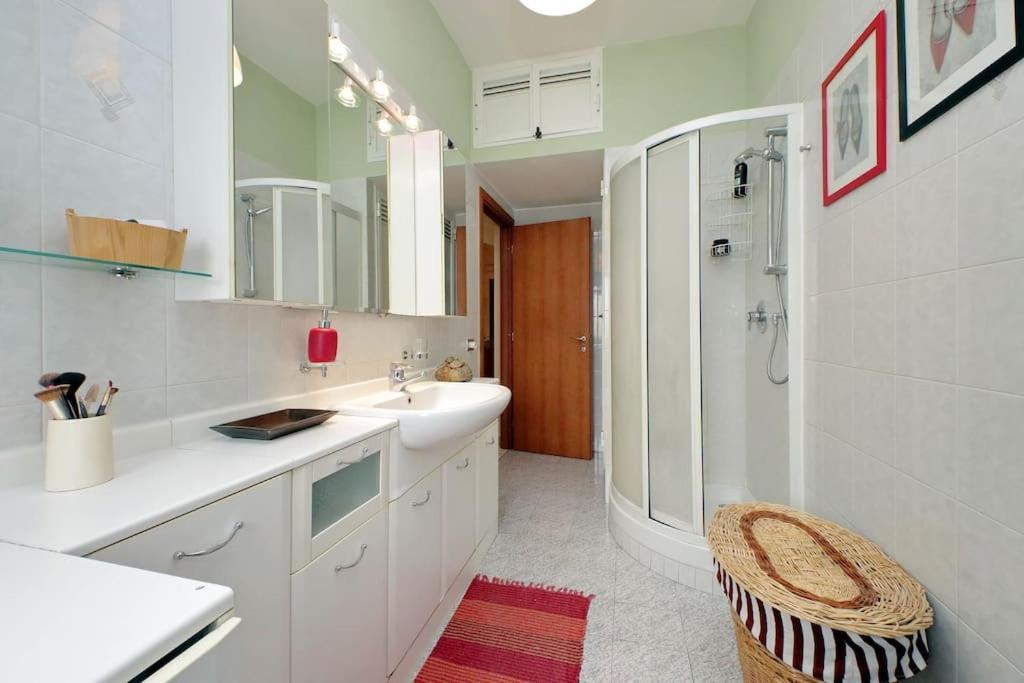 Relax Rome With 2 Balconies - 2 Bedroom Flat, 3Rd Floor With Lift, High Comfort, Quite, A Walk From Urban Train Station Gemelli And Metro A Stops Battistini & Cornelia Connecting To Center In 20 Minutes, 2 Steps From Bus Stop, Cycle Path, Groceries Exterior foto