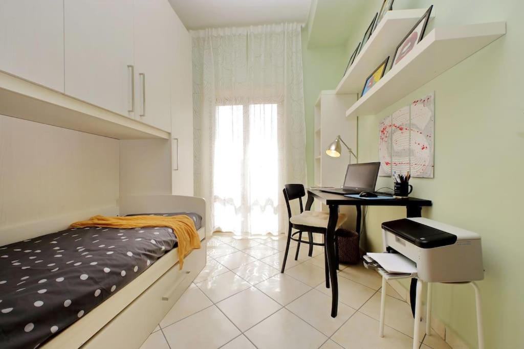 Relax Rome With 2 Balconies - 2 Bedroom Flat, 3Rd Floor With Lift, High Comfort, Quite, A Walk From Urban Train Station Gemelli And Metro A Stops Battistini & Cornelia Connecting To Center In 20 Minutes, 2 Steps From Bus Stop, Cycle Path, Groceries Exterior foto