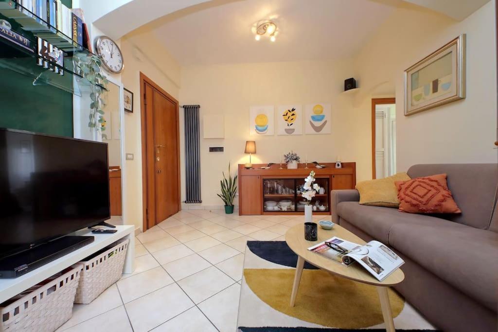 Relax Rome With 2 Balconies - 2 Bedroom Flat, 3Rd Floor With Lift, High Comfort, Quite, A Walk From Urban Train Station Gemelli And Metro A Stops Battistini & Cornelia Connecting To Center In 20 Minutes, 2 Steps From Bus Stop, Cycle Path, Groceries Exterior foto
