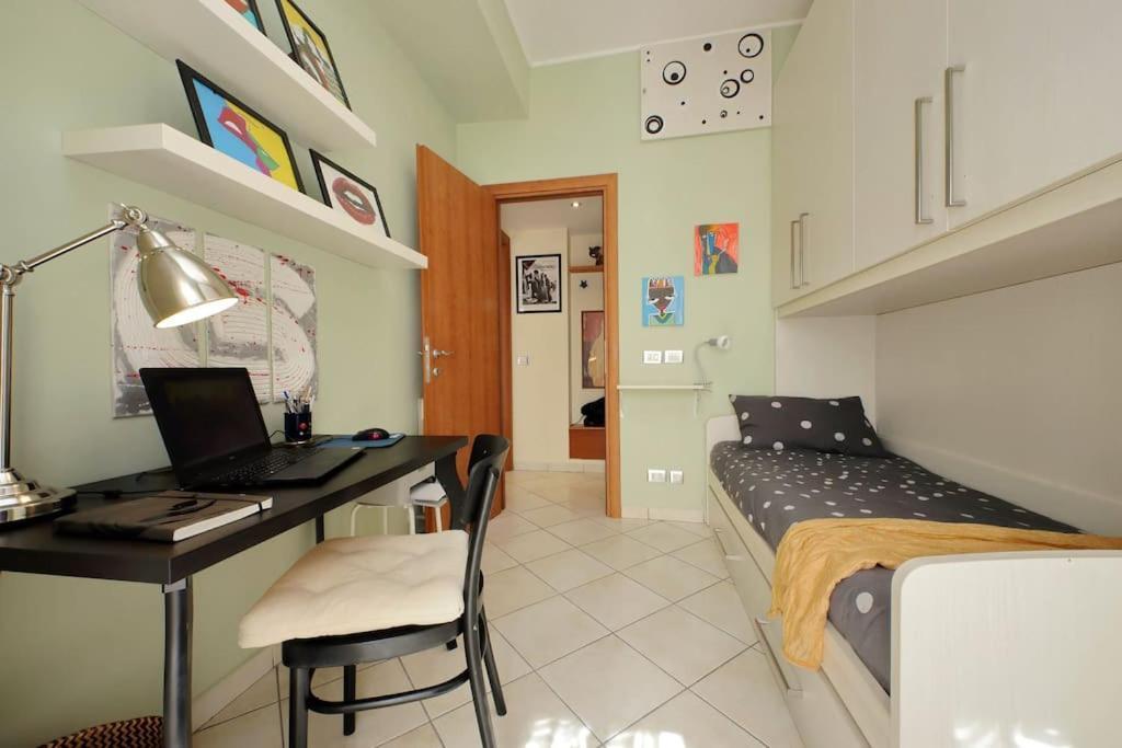Relax Rome With 2 Balconies - 2 Bedroom Flat, 3Rd Floor With Lift, High Comfort, Quite, A Walk From Urban Train Station Gemelli And Metro A Stops Battistini & Cornelia Connecting To Center In 20 Minutes, 2 Steps From Bus Stop, Cycle Path, Groceries Exterior foto