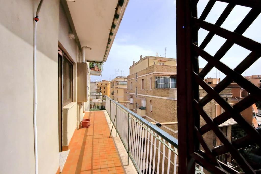 Relax Rome With 2 Balconies - 2 Bedroom Flat, 3Rd Floor With Lift, High Comfort, Quite, A Walk From Urban Train Station Gemelli And Metro A Stops Battistini & Cornelia Connecting To Center In 20 Minutes, 2 Steps From Bus Stop, Cycle Path, Groceries Exterior foto